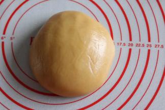 保鲜膜覆盖松弛三小时最好。