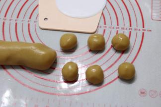 取出松弛好的面团，分成大小相同的小剂子，根据自己要制作多大的月饼分割。我做的是50克和75克的月饼，50克的我用的是皮20馅30，75克皮是30馅料45。