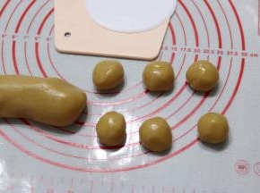 取出松弛好的面团，分成大小相同的小剂子，根据自己要制作多大的月饼分割。我做的是50克和75克的月饼，50克的我用的是皮20馅30，75克皮是30馅料45。
