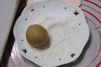包好的月饼胚，裹上少许熟糯米粉。