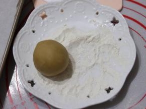 包好的月饼胚，裹上少许熟糯米粉。