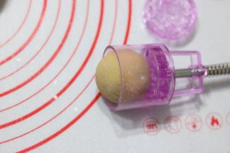 放入月饼模具。