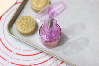 垂直按压，刻出即可。