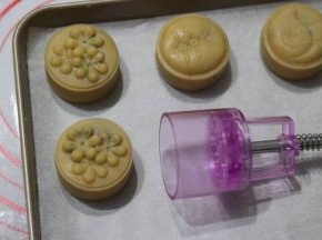 刻好的月饼。