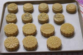 依次按压刻出。