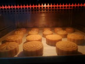 表面喷少许水，放入嫩烤箱中下层，上下管190度，烘烤5分钟。普通烤箱提前预热28分钟。