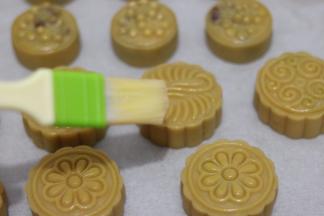 取出，在表面刷上薄薄一层调好的蛋黄水，再次放进烤箱中下层，上管190度下管180度烘烤15分钟，出炉。