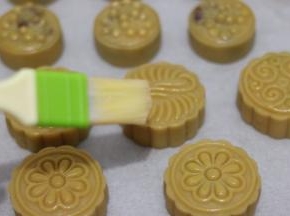 取出，在表面刷上薄薄一层调好的蛋黄水，再次放进烤箱中下层，上管190度下管180度烘烤15分钟，出炉。