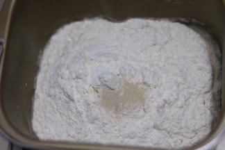 中种部分，放入面包机，启动和面程序。