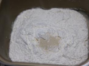 中种部分，放入面包机，启动和面程序。