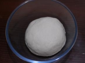 揉成光滑的面团，放入冰箱冷藏发酵（冷藏9小时，室温发酵1.5小时）。
