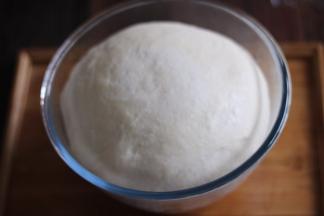 发酵至原面团两倍半或者三倍大，面团最高点开始回落，