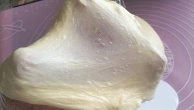 揉至十二分钟加入黄油，转三挡揉至出面膜，如图即可。保鲜膜覆盖室温发酵三十分钟。