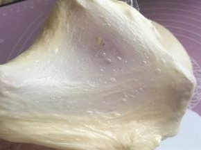 揉至十二分钟加入黄油，转三挡揉至出面膜，如图即可。保鲜膜覆盖室温发酵三十分钟。