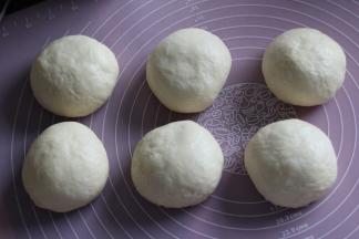 取出面团，挤压排气后，平均分为六等份（约163克/份），滚圆保鲜膜覆盖松弛20分钟。