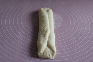 翻面，左右三分之一处向中间折叠。