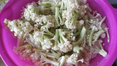 菜花掰成一朵朵，用淡盐水浸泡十分钟，清洗干净。