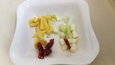 姜切丝。葱花切段，干辣椒切段，备用。