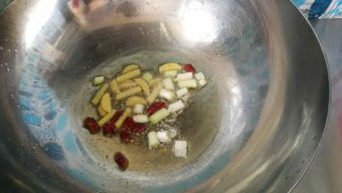 炒锅放入植物油，烧热下入葱花，姜丝，干辣椒，爆香。