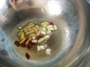 炒锅放入植物油，烧热下入葱花，姜丝，干辣椒，爆香。