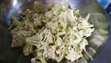 放入菜花翻炒。