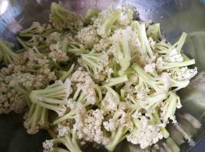 放入菜花翻炒。