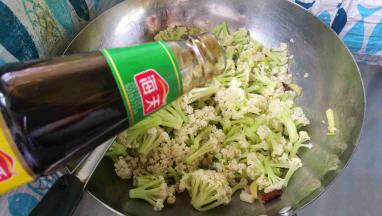 加入一勺耗油，翻炒变软。