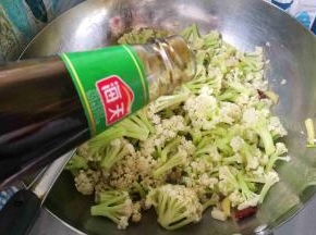加入一勺耗油，翻炒变软。