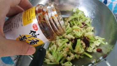 加一大勺仲景香菇酱，翻炒拌匀。