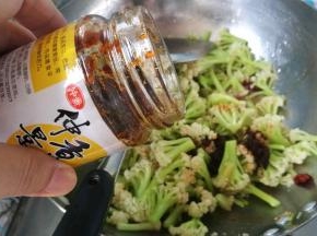 加一大勺仲景香菇酱，翻炒拌匀。