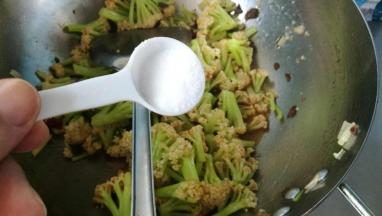 最后加入，少许食盐，拌匀出锅。