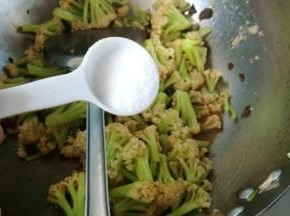 最后加入，少许食盐，拌匀出锅。