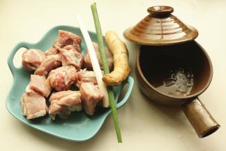 准备好食材和锅子。