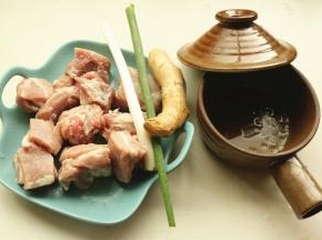 准备好食材和锅子。