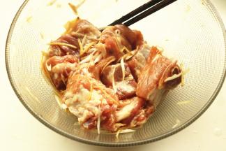 拌匀后腌制30分钟。