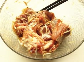 拌匀后腌制30分钟。