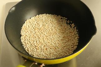 腌制排骨的时候，糯米放入炒锅，炒到微微发黄的程度。