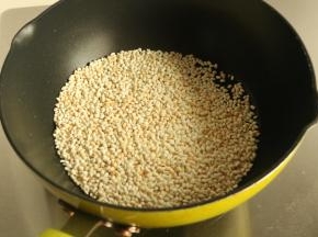 腌制排骨的时候，糯米放入炒锅，炒到微微发黄的程度。