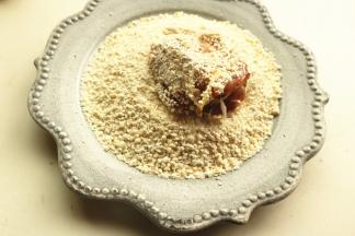 腌好的排骨，表面沾上糯米碎。