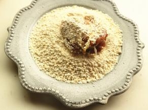 腌好的排骨，表面沾上糯米碎。