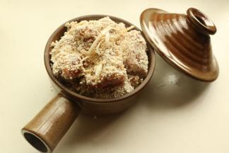 粘好糯米碎的排骨放入粗陶快熟锅子里，看着小却很能装呢。