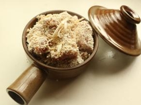 粘好糯米碎的排骨放入粗陶快熟锅子里，看着小却很能装呢。