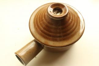 加入少许水在锅里面，盖上盖子，加水是避免烤的时候保持排骨的湿润，不会太干。