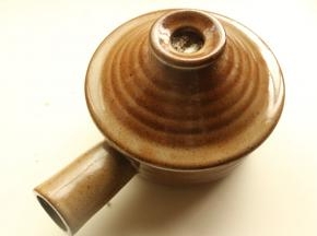 加入少许水在锅里面，盖上盖子，加水是避免烤的时候保持排骨的湿润，不会太干。