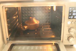 锅子放入烤箱，190度，烤40分钟。