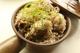 做好的排骨，表面撒葱丝装饰即可。