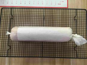 用油纸包住定形，冷藏后再切块