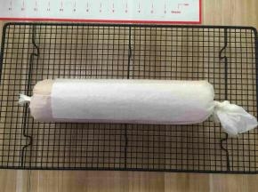 用油纸包住定形，冷藏后再切块