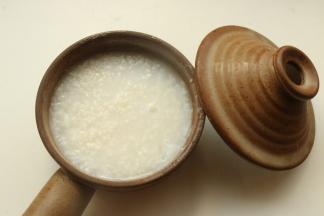 提前熬一锅白粥底，盛出一碗待用。