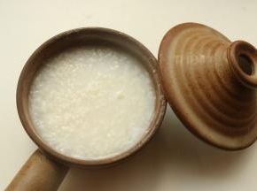 提前熬一锅白粥底，盛出一碗待用。